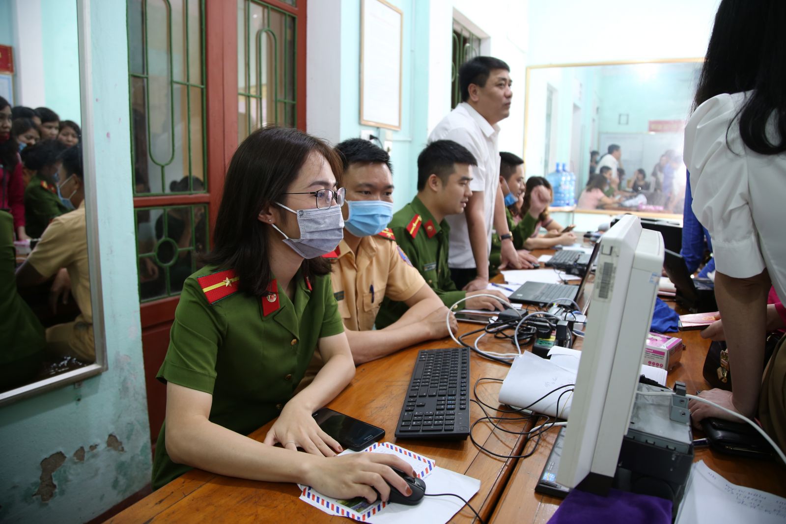 Hà Tĩnh: Công an xuyên đêm làm thẻ căn cước công dân